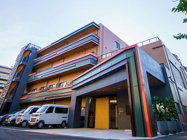 多階層の建物の正面入口