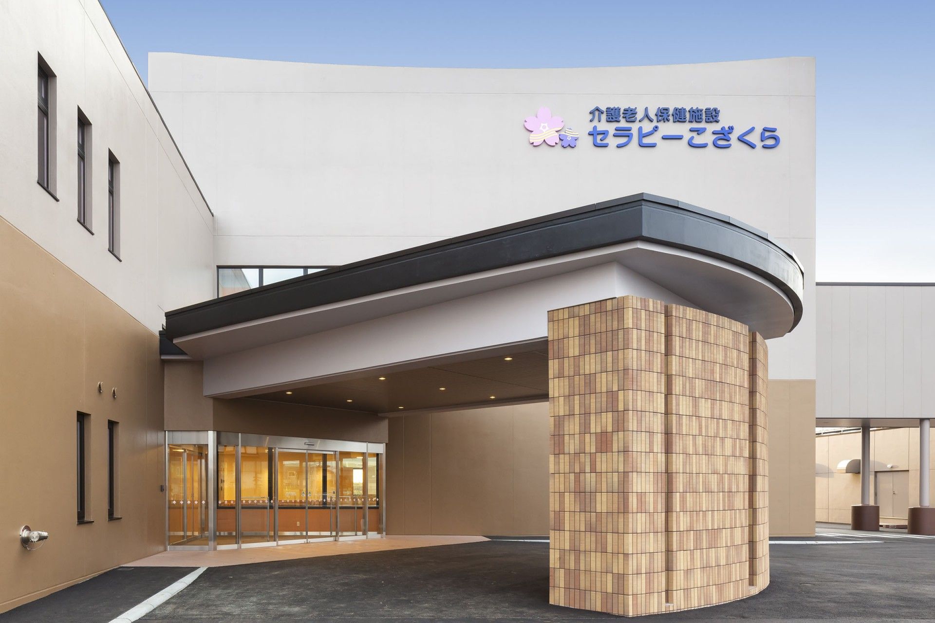 明るいエントランスの建物
