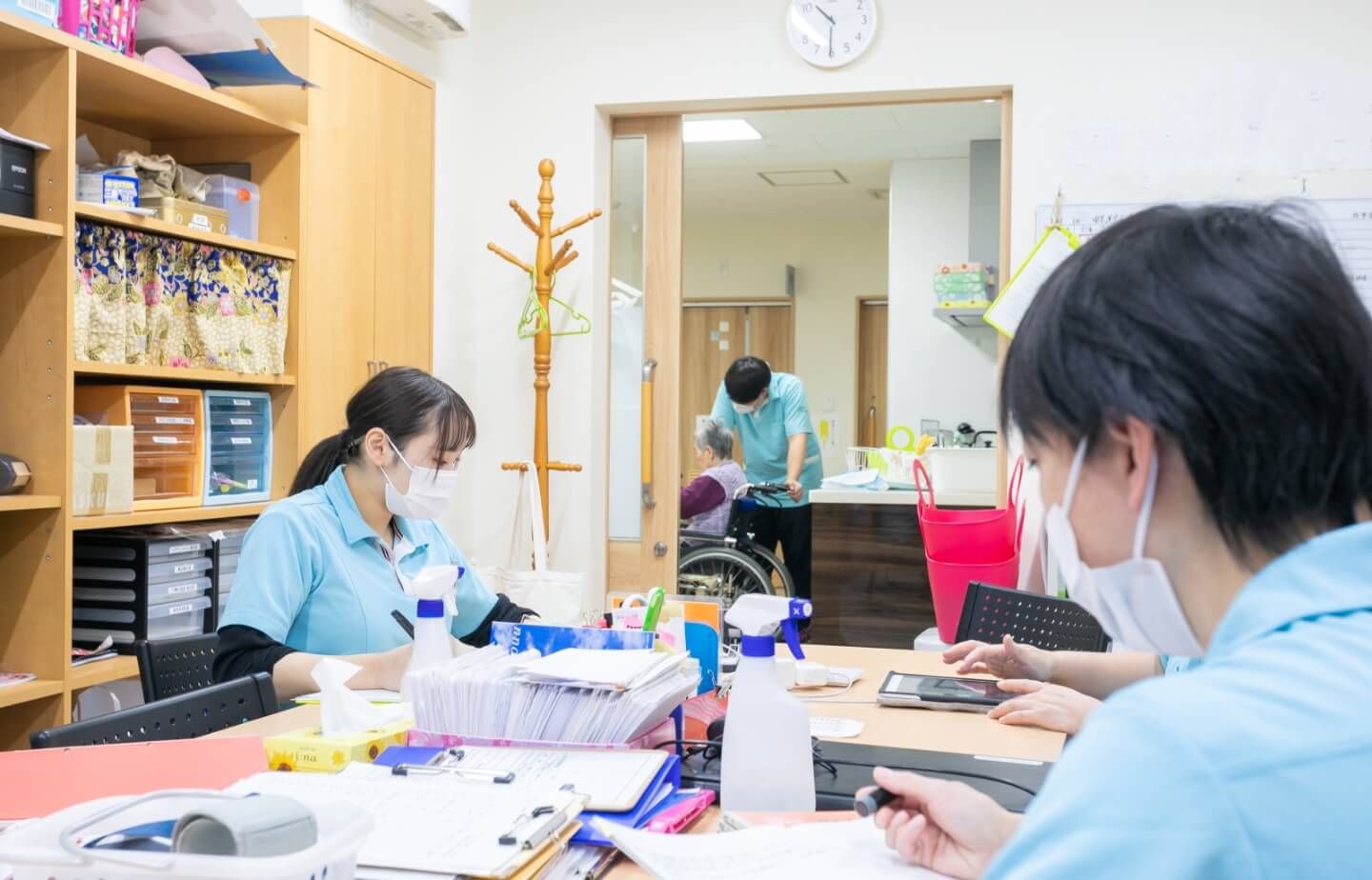 スタッフが働く様子の部屋