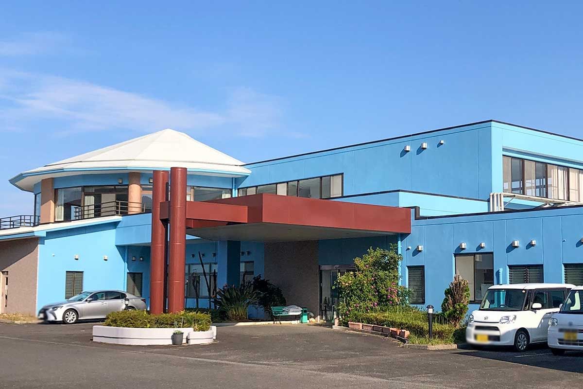 青い建物の外観