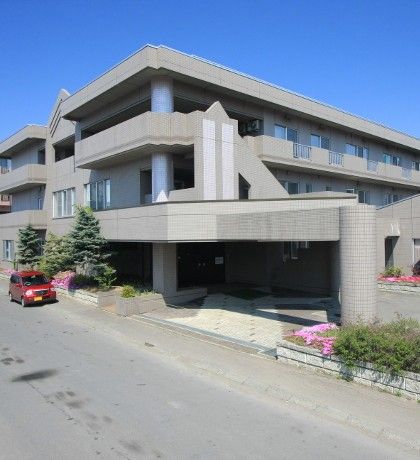 明るいエントランスの建物
