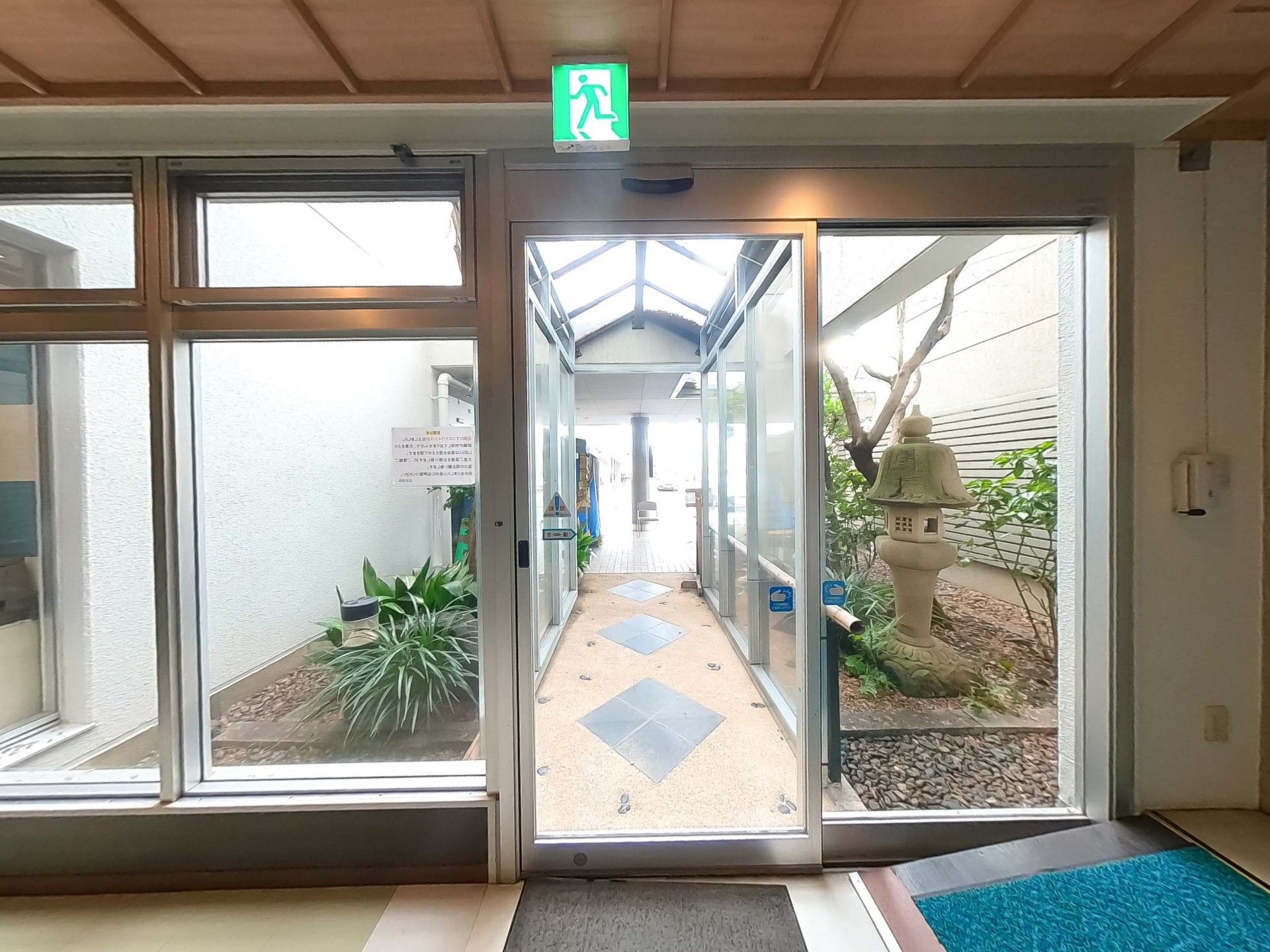 庭が見えるガラスの通路