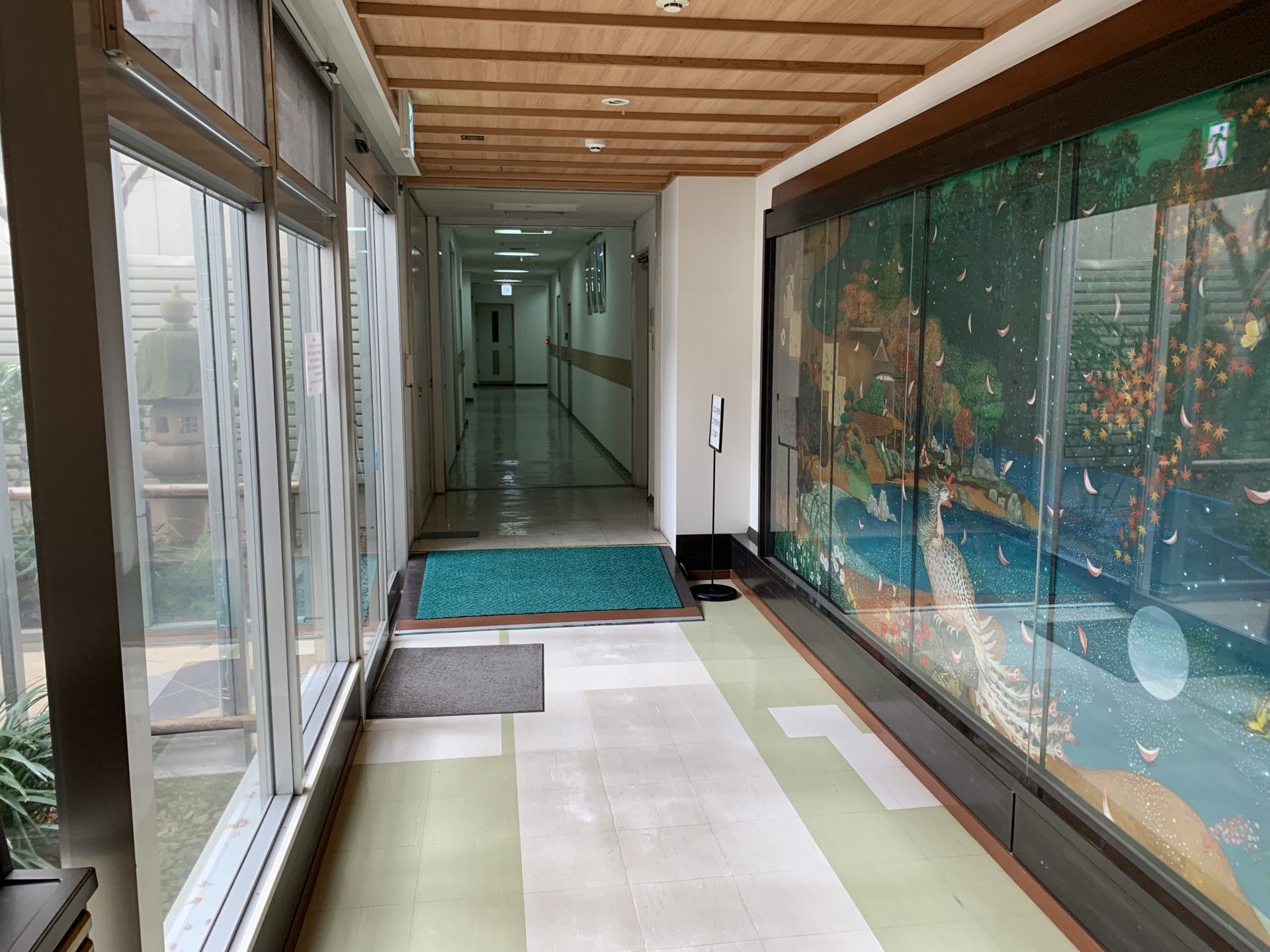 明るい廊下と壁画