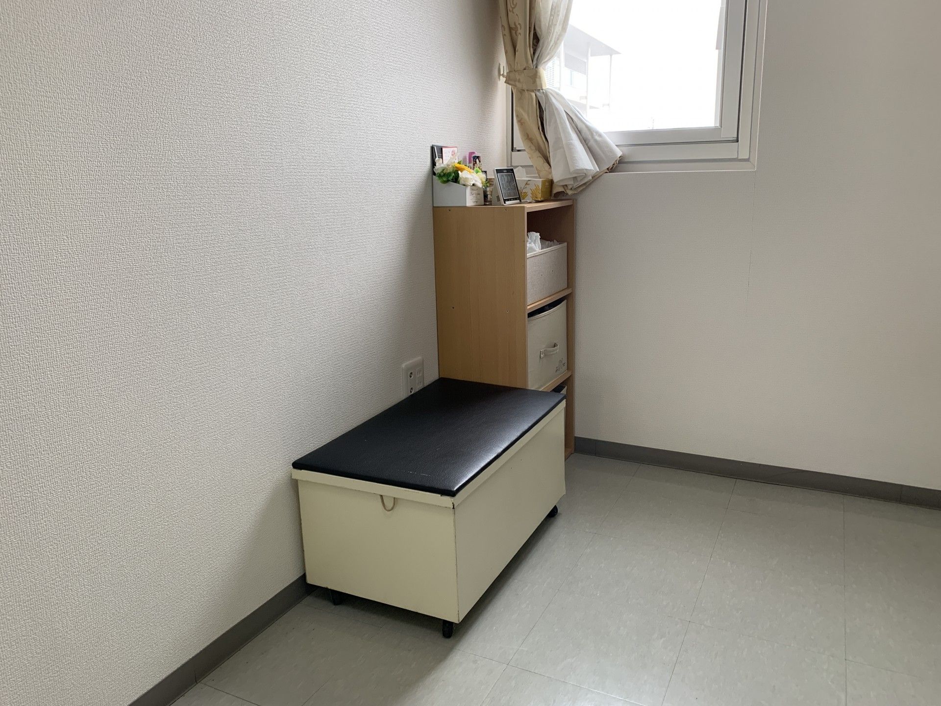 窓際の収納スペース