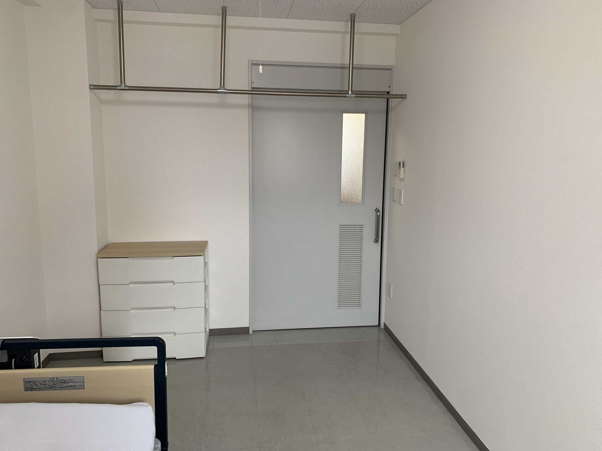 シンプルな個室の一角