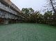 <br>
広々とした庭園のある建物外観