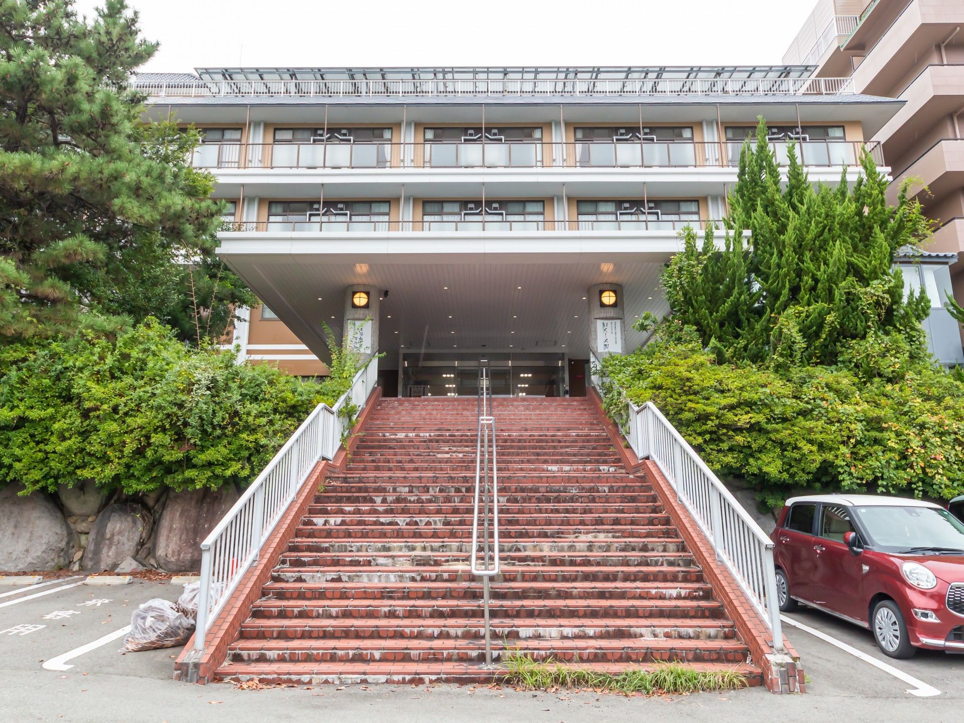 緑に囲まれたエントランス