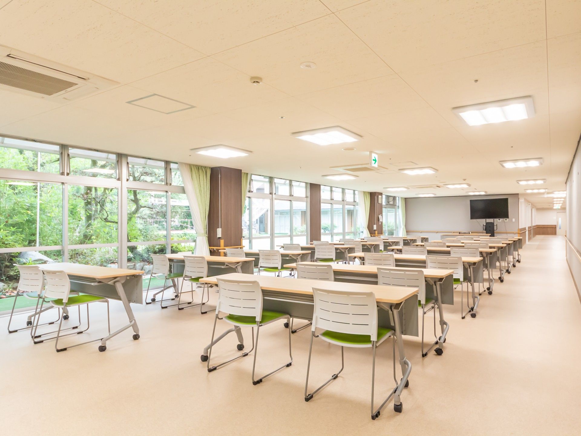 広い窓のある明るい部屋