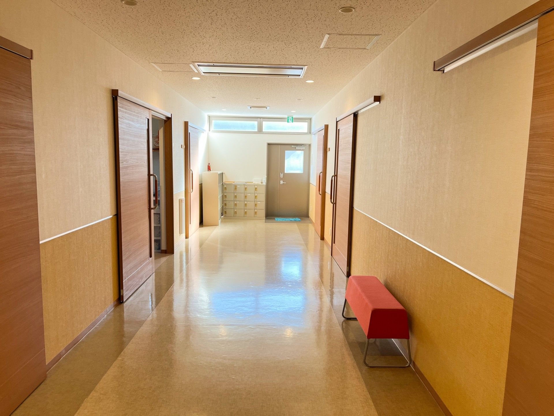 明るい廊下の風景