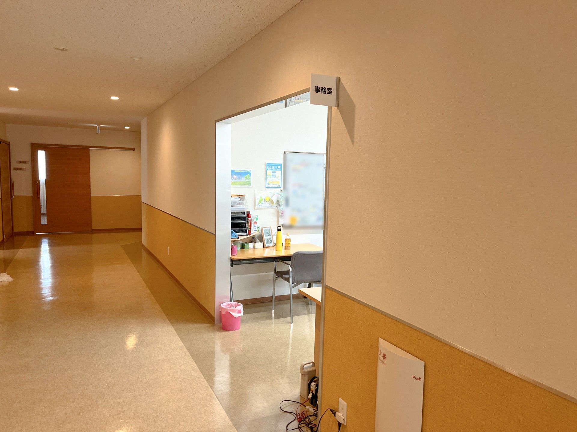 明るい廊下と事務スペース