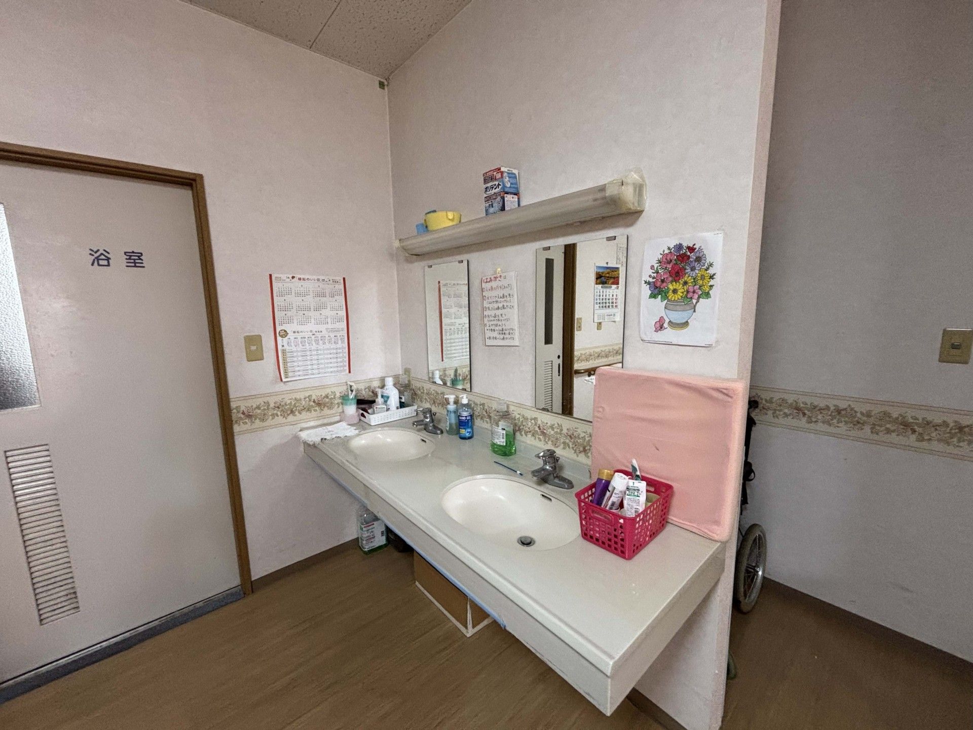 洗面台と浴室の入口