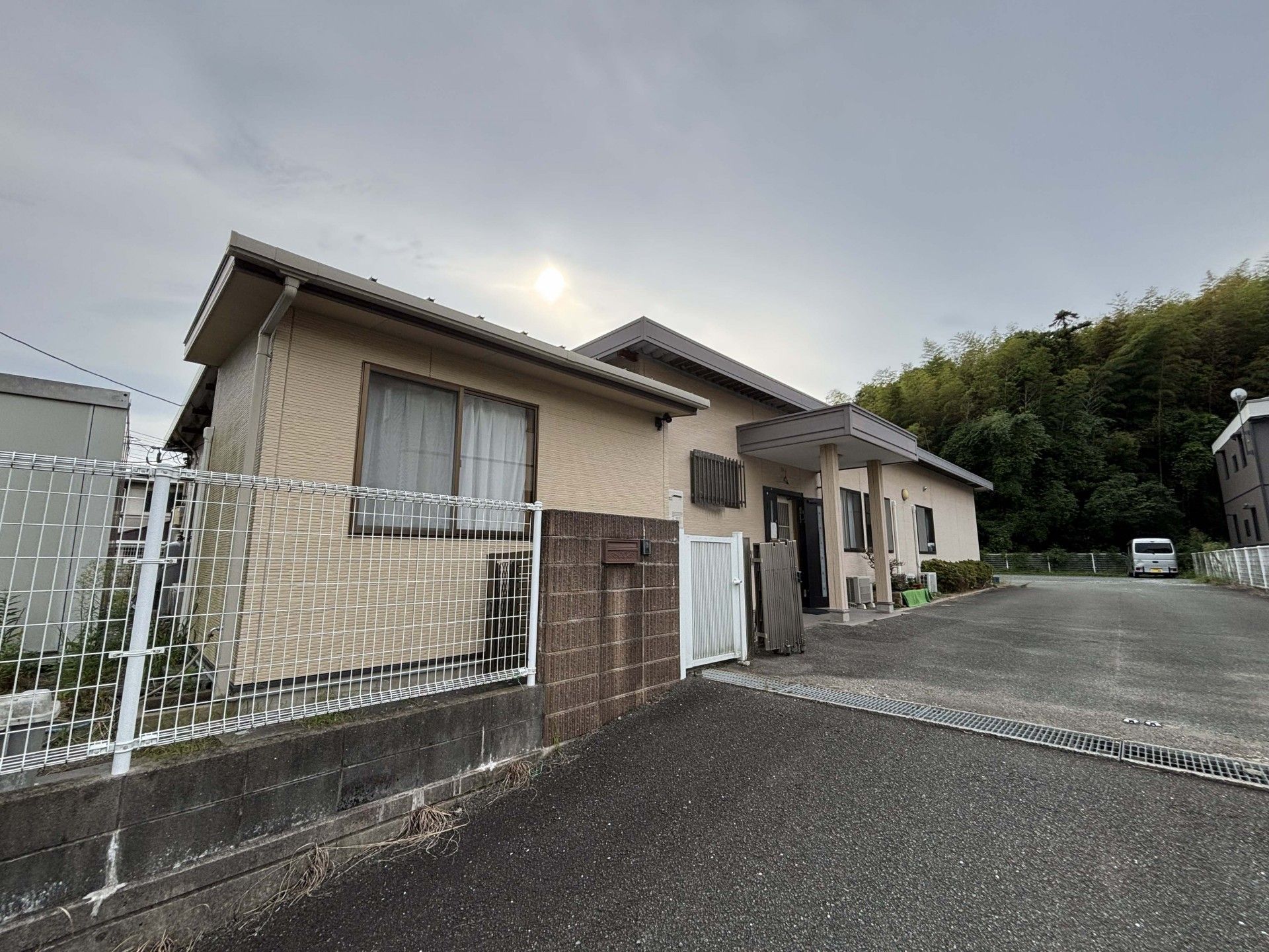 落ち着いた外観の建物