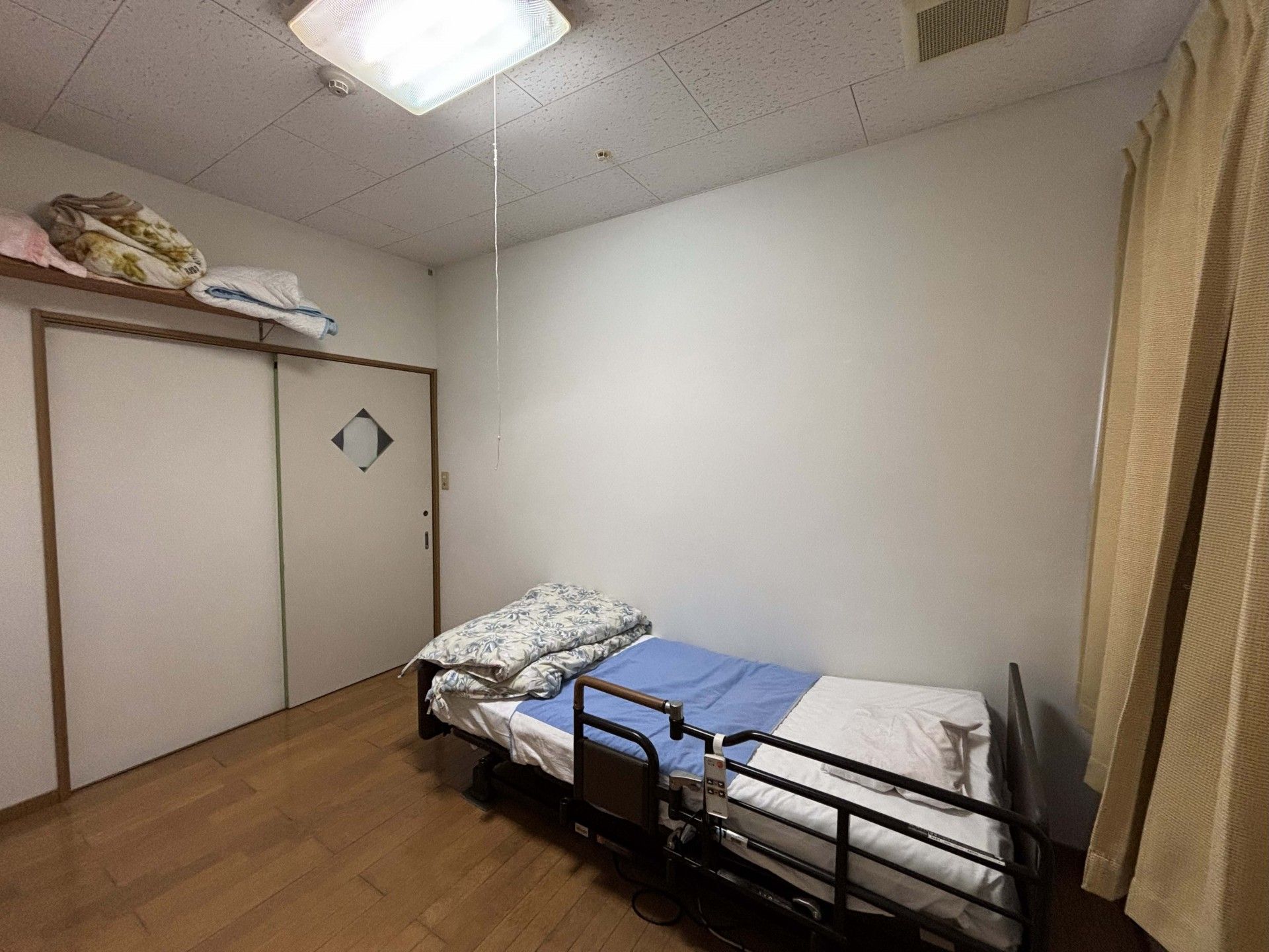 シンプルな個室の寝室