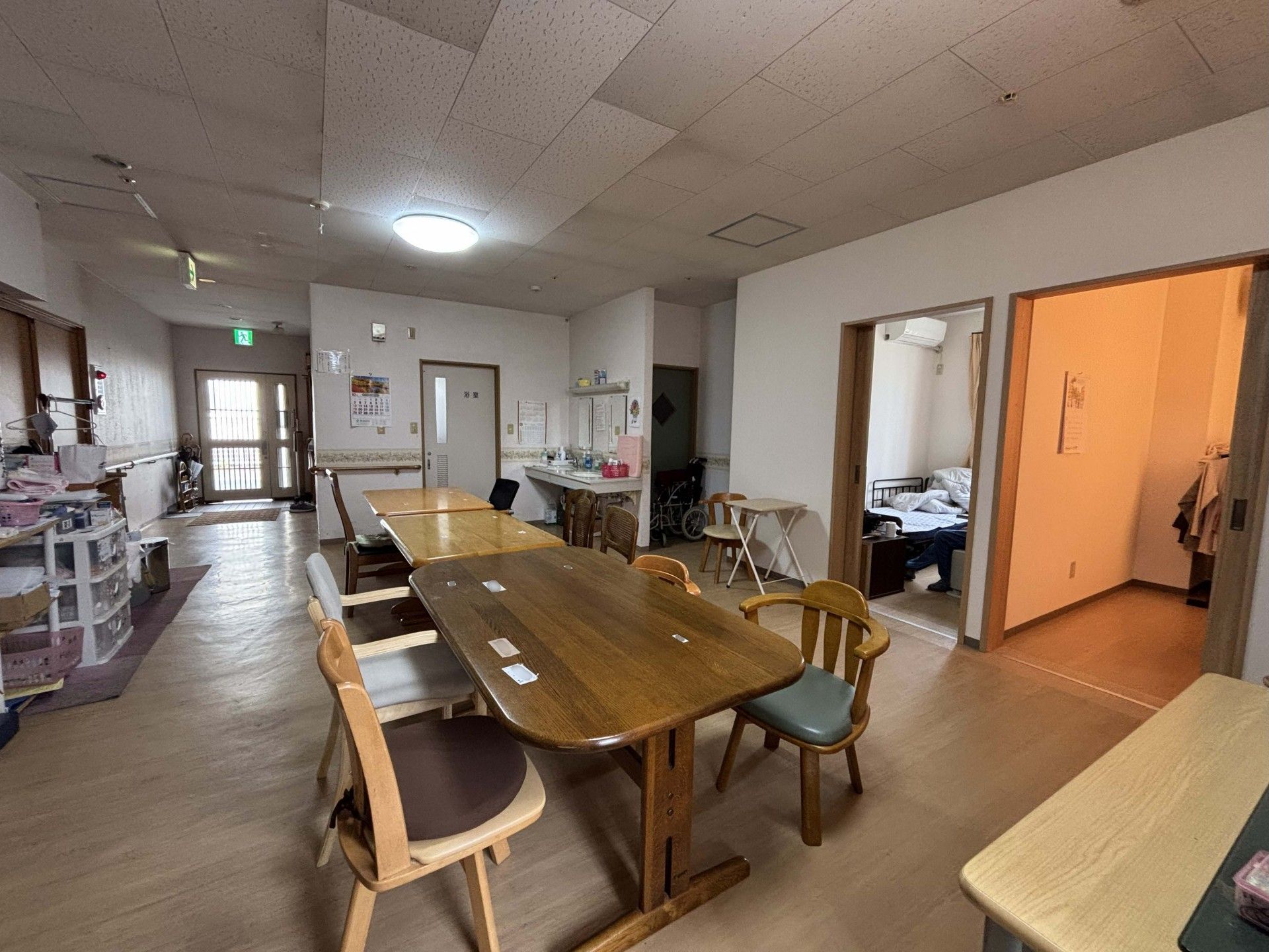 広いテーブルのある部屋