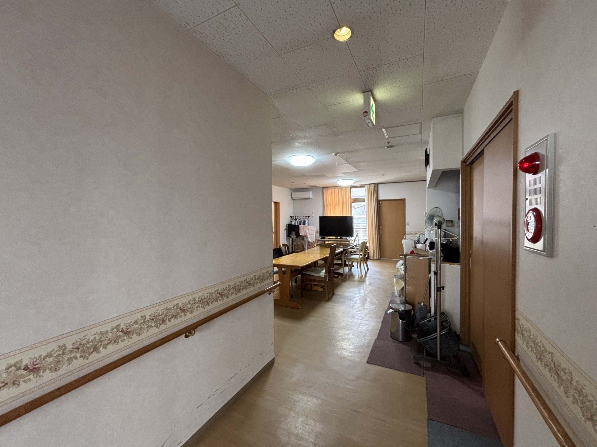 長いテーブルのある部屋