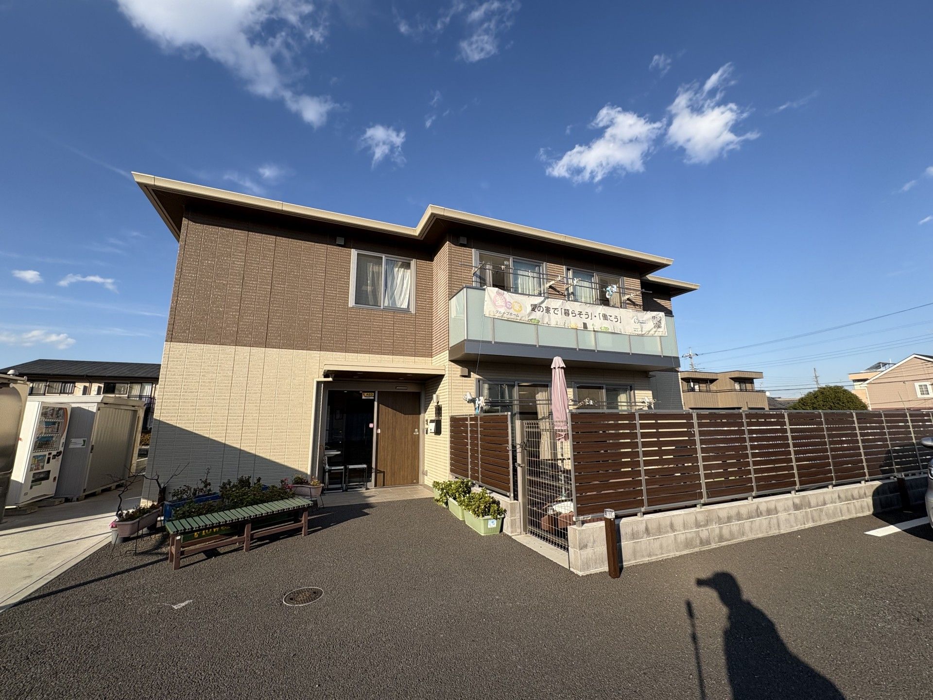 青空の下の建物外観