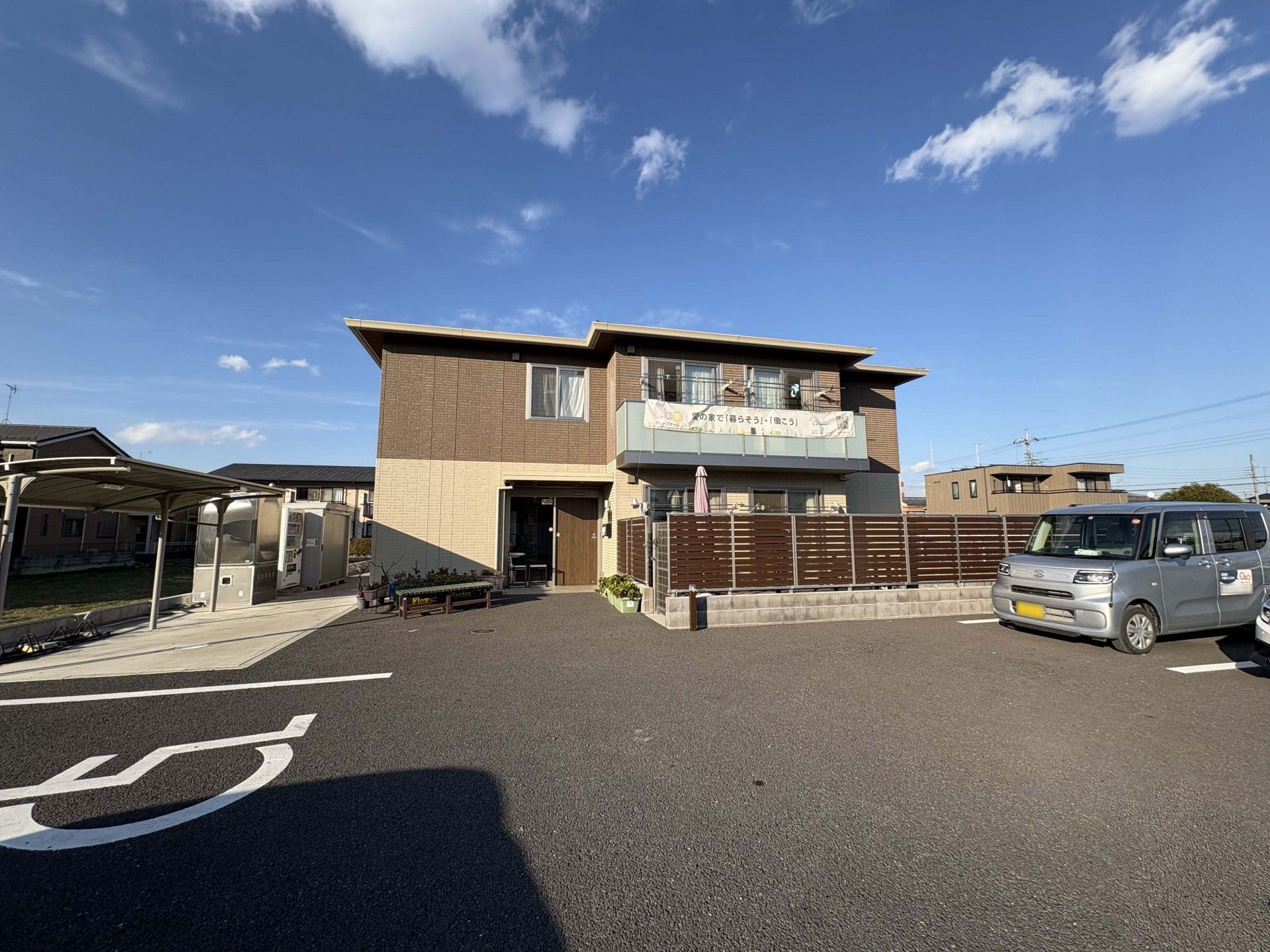 広い駐車場の建物外観