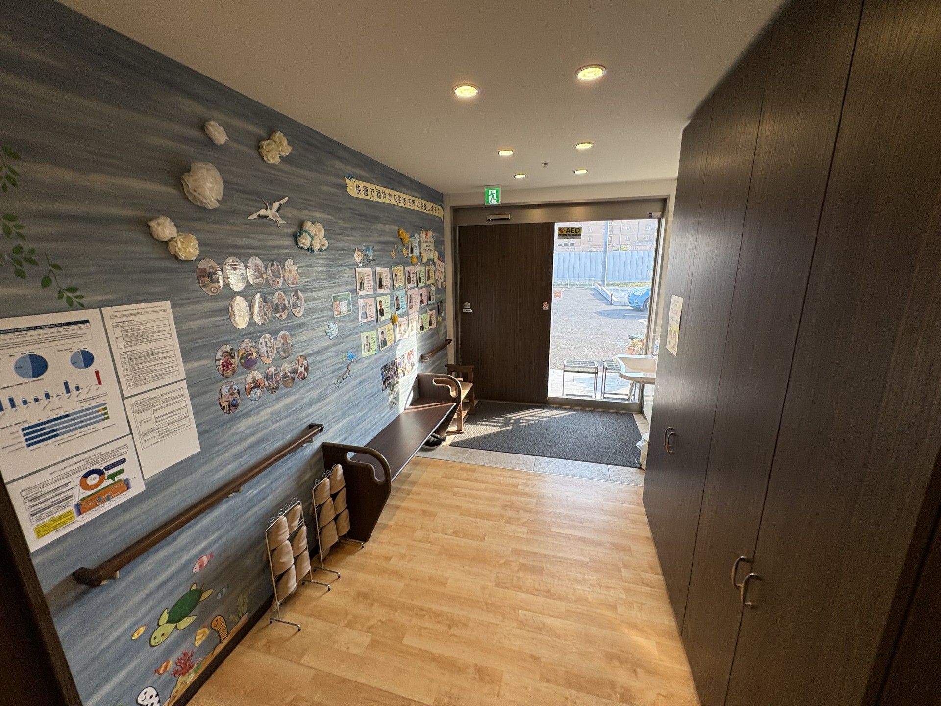 明るい廊下の出入口