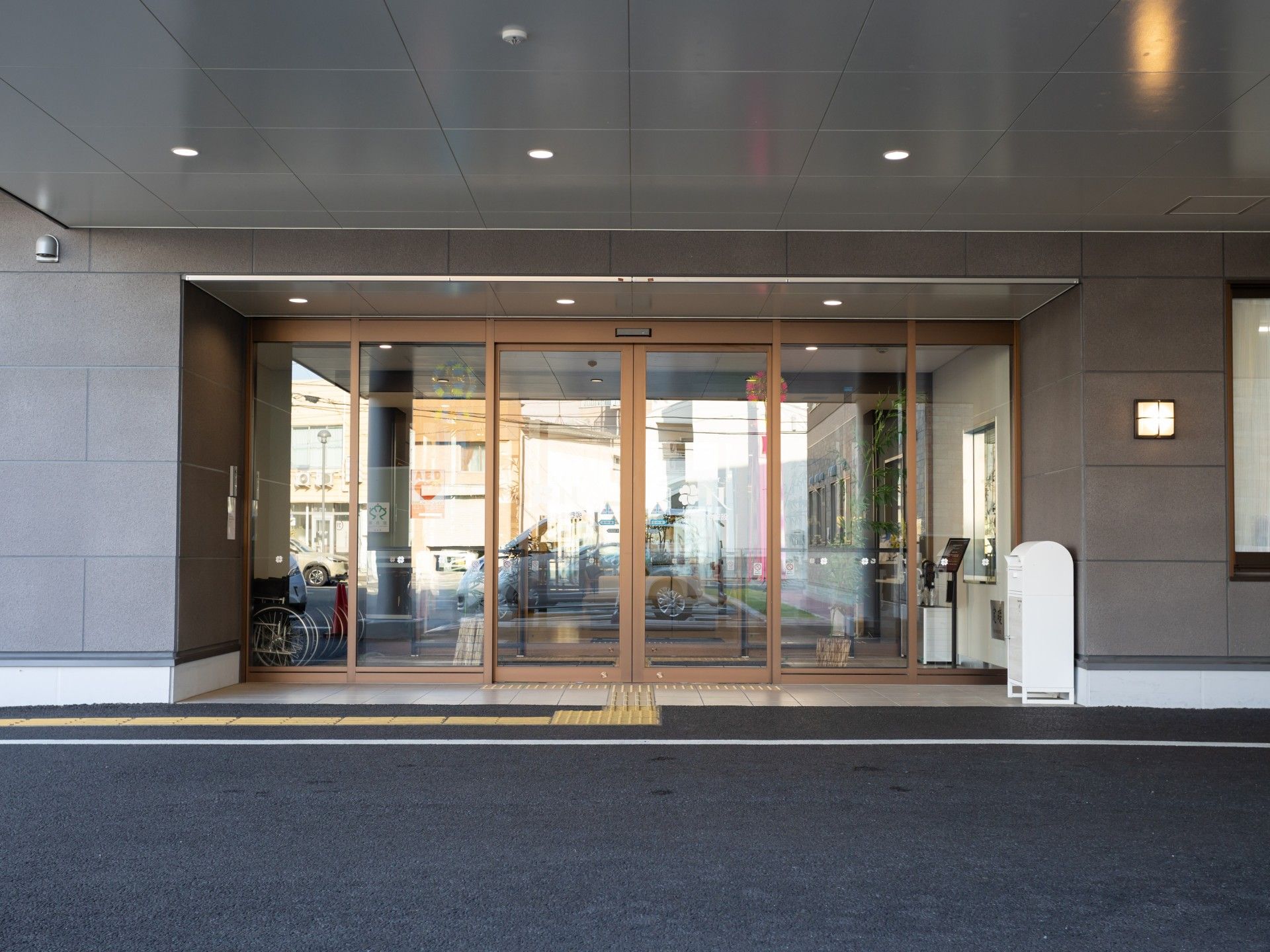 4階建ての建物で、自動ドアの入り口