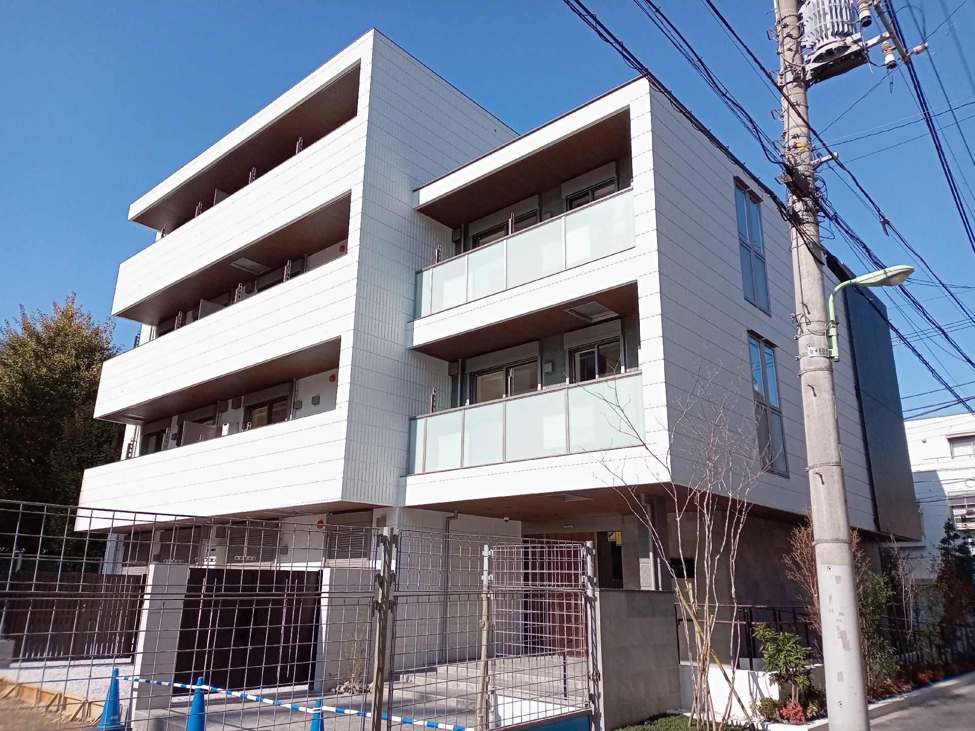 白を基調とした４階建ての建物。周りにはたくさんの草木が植えられ、明るい雰囲気。