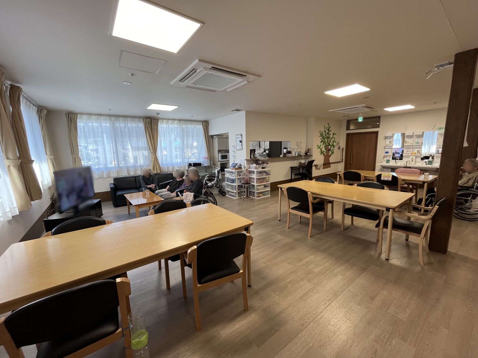 エアコンが付いたフローリングの部屋には寝具付きのベッドが置かれ、車いすもある。緊急通報装置も付いている。