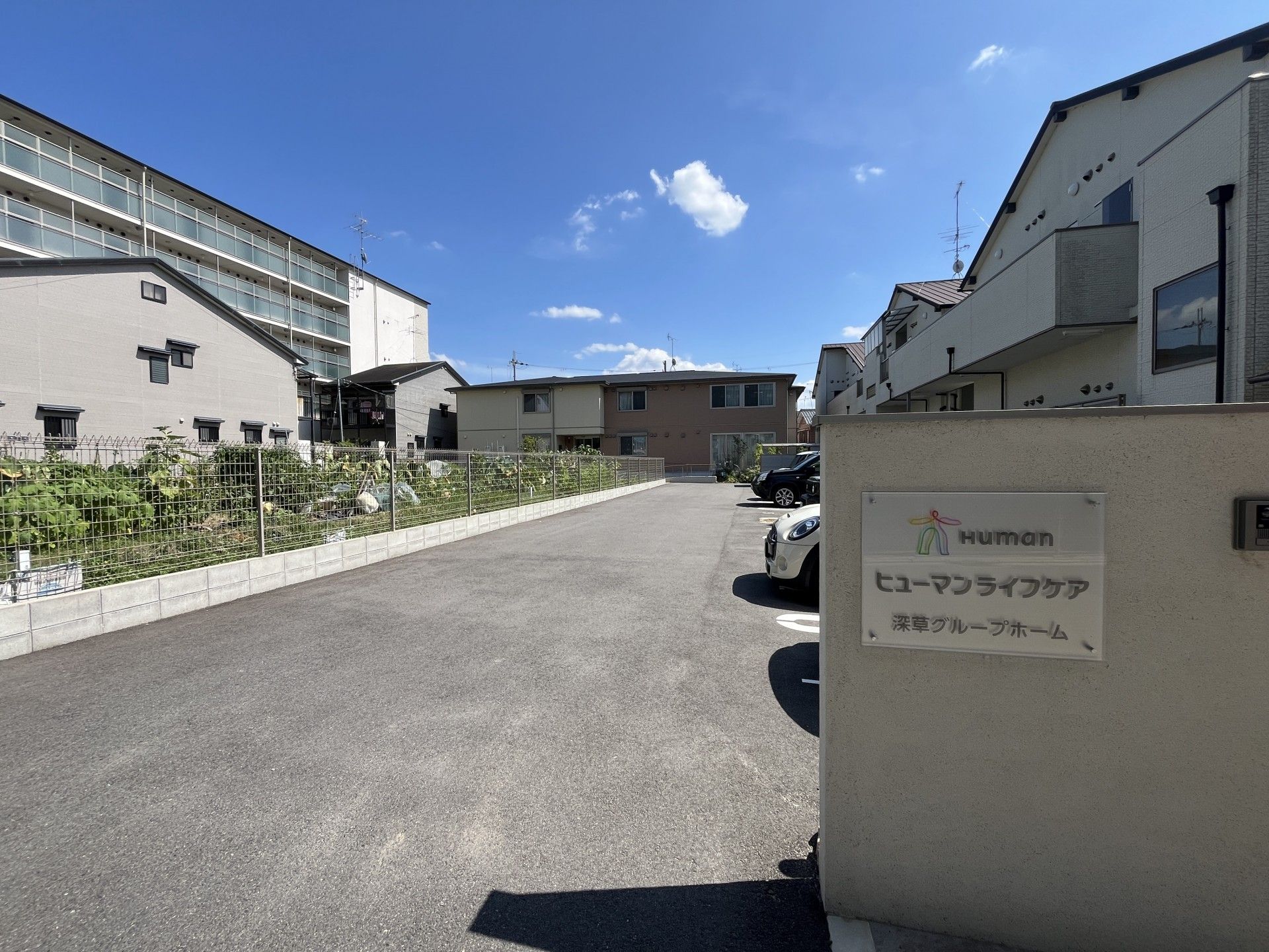 広々とした施設の外観
