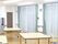 大きな窓が付いたフローリングの部屋には椅子のないダイニングテーブルが複数置かれている。輪投げなどもある。