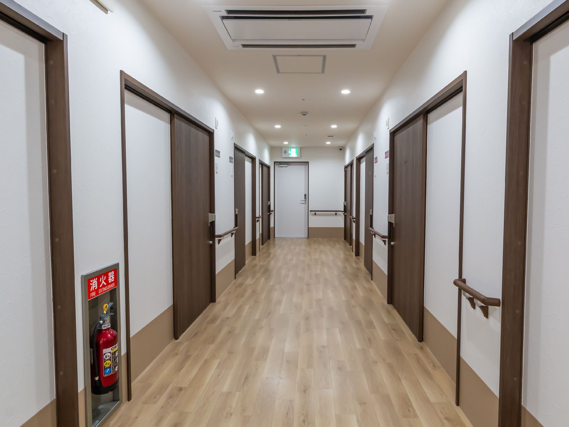 手すりが取り付けられ、段差のない廊下