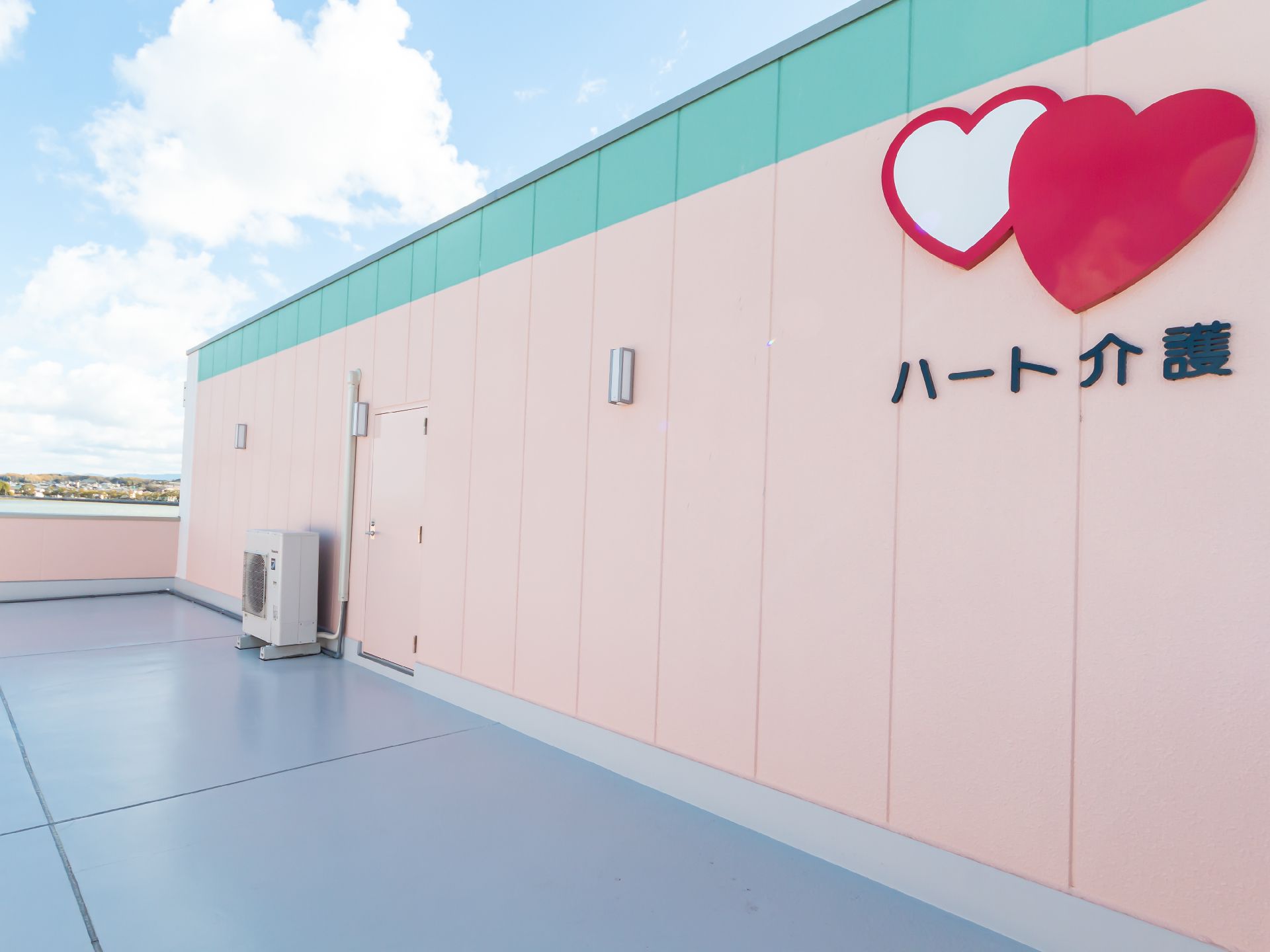 頑丈なフェンスが取り付けられていて、日光浴を楽しめる屋上
