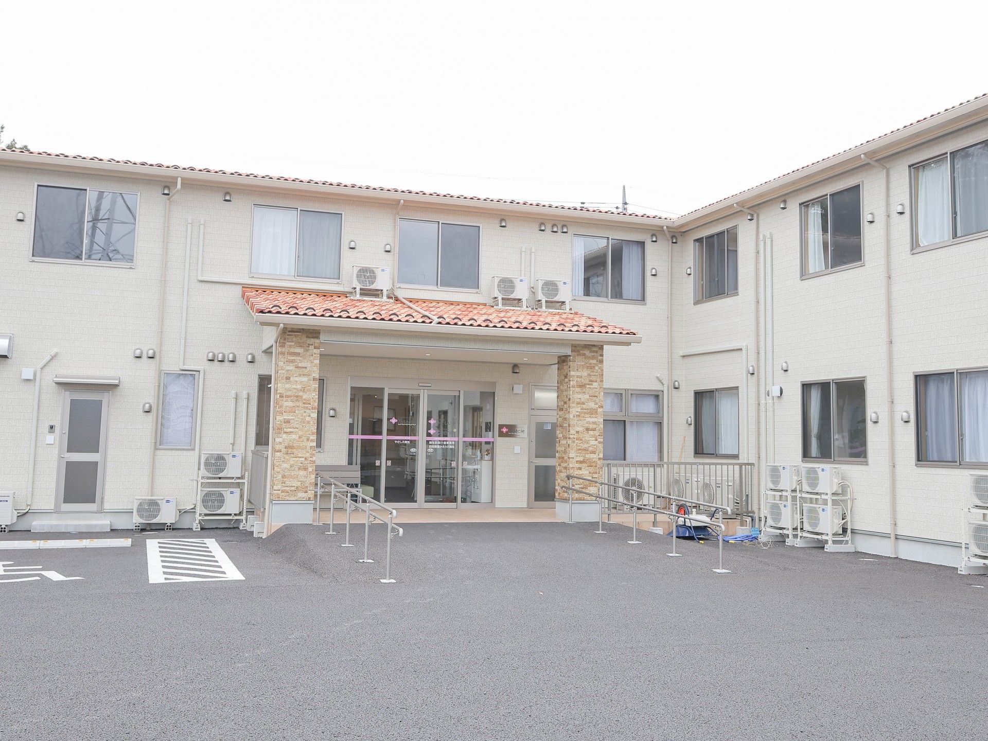 明るいエントランスの施設