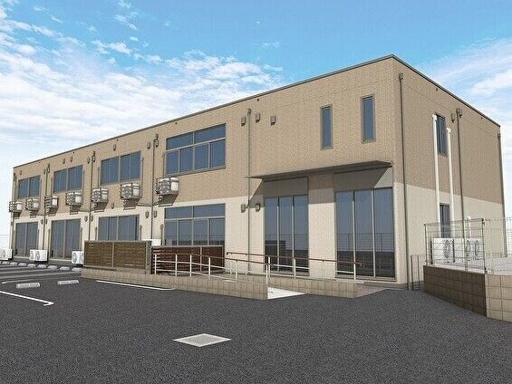 広い駐車場が付いているブラウン系の外壁の２階建ての建物は日当たり良好で玄関に屋根も付いている。