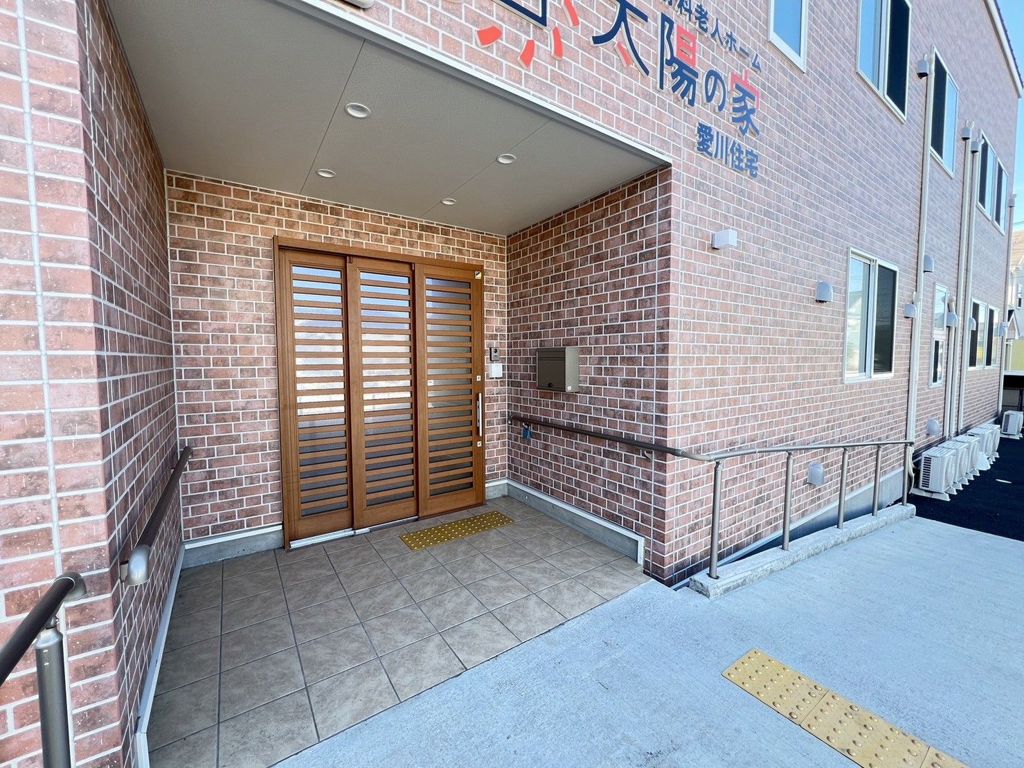 入口の明るい施設