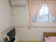 明るい室内の老人ホームの部屋