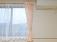 明るく清潔な居室の様子