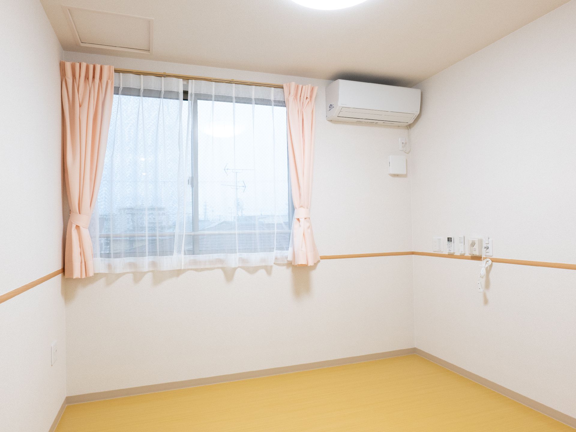 大きな窓が設置された居室