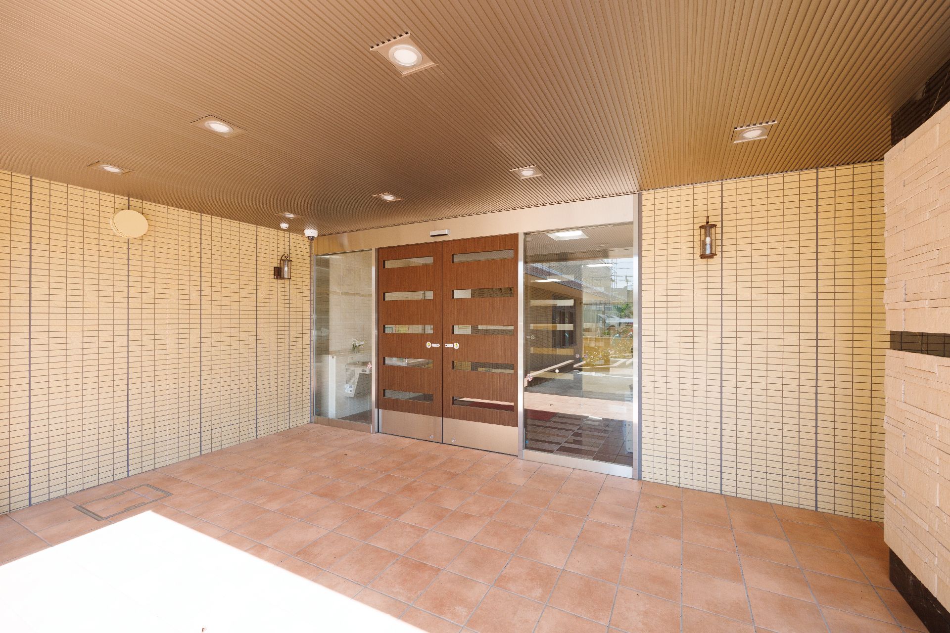 屋根が設置された玄関