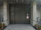 現代的な建築の施設入口
