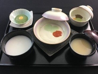 ミキサー状になった食事がそれぞれの器に盛られている。色の異なる物事にミキサーにかけられて盛られているため、色合いがはっきりとしている。