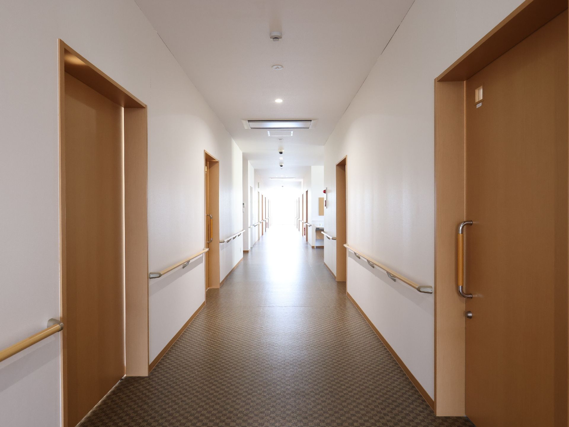 さまざまな部屋にアクセスすることができる廊下