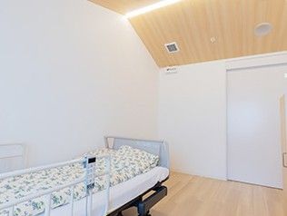 シンプルな個室のベッド