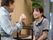 笑顔で会話する二人