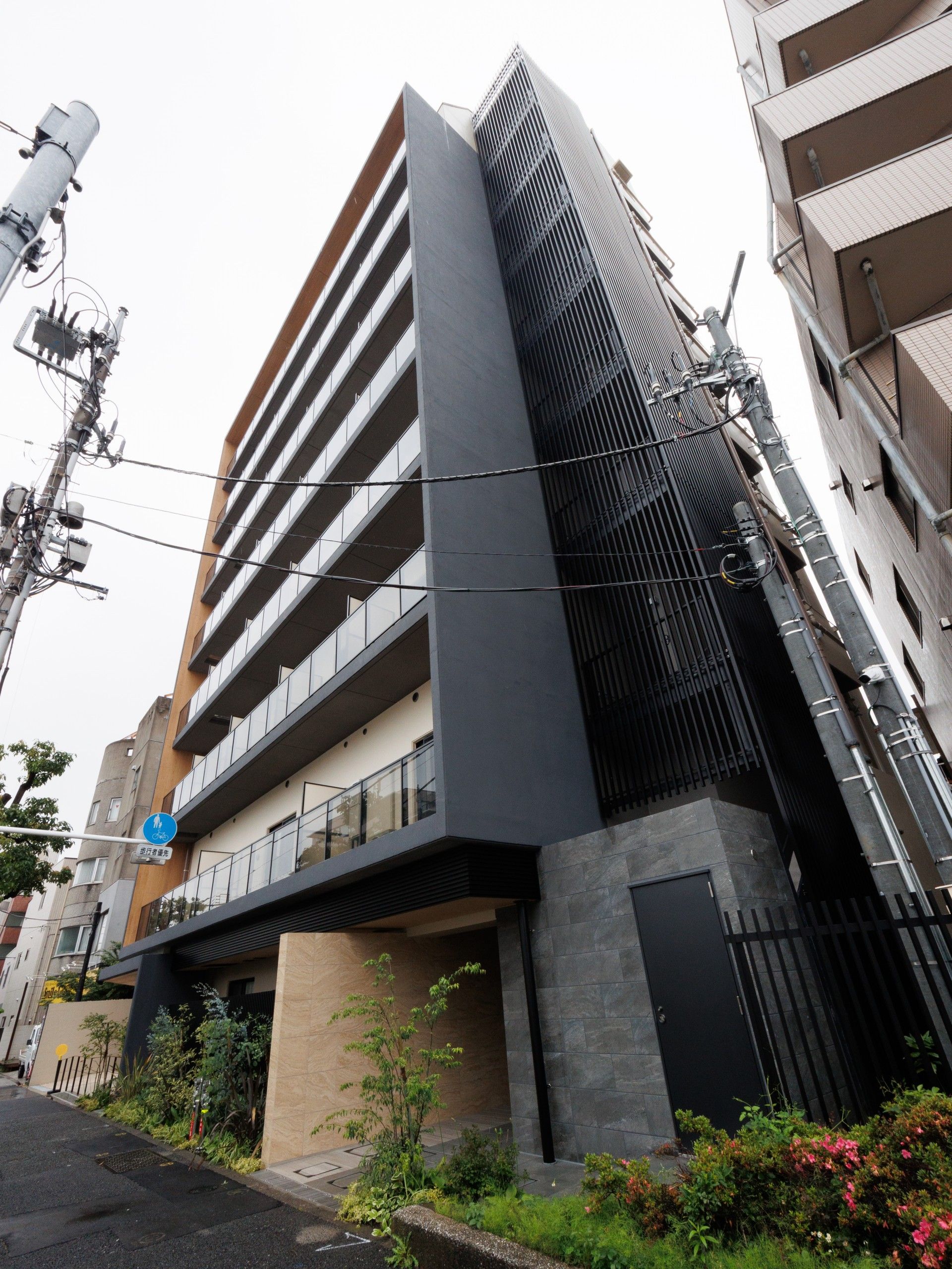9階建てのサービス付き高齢者向け住宅の外観