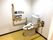 トイレットペーパーホルダーや操作ボタン、呼び出しボタンが設置された広いトイレには手すりもある。