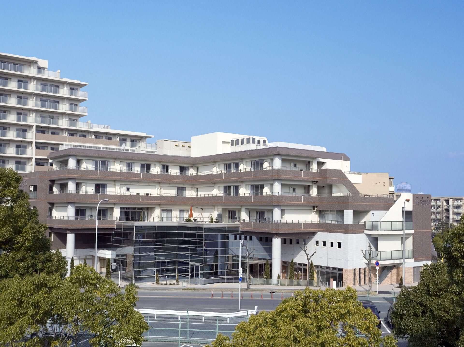 多階層の建物外観
