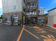 広々とした駐車場のある建物正面