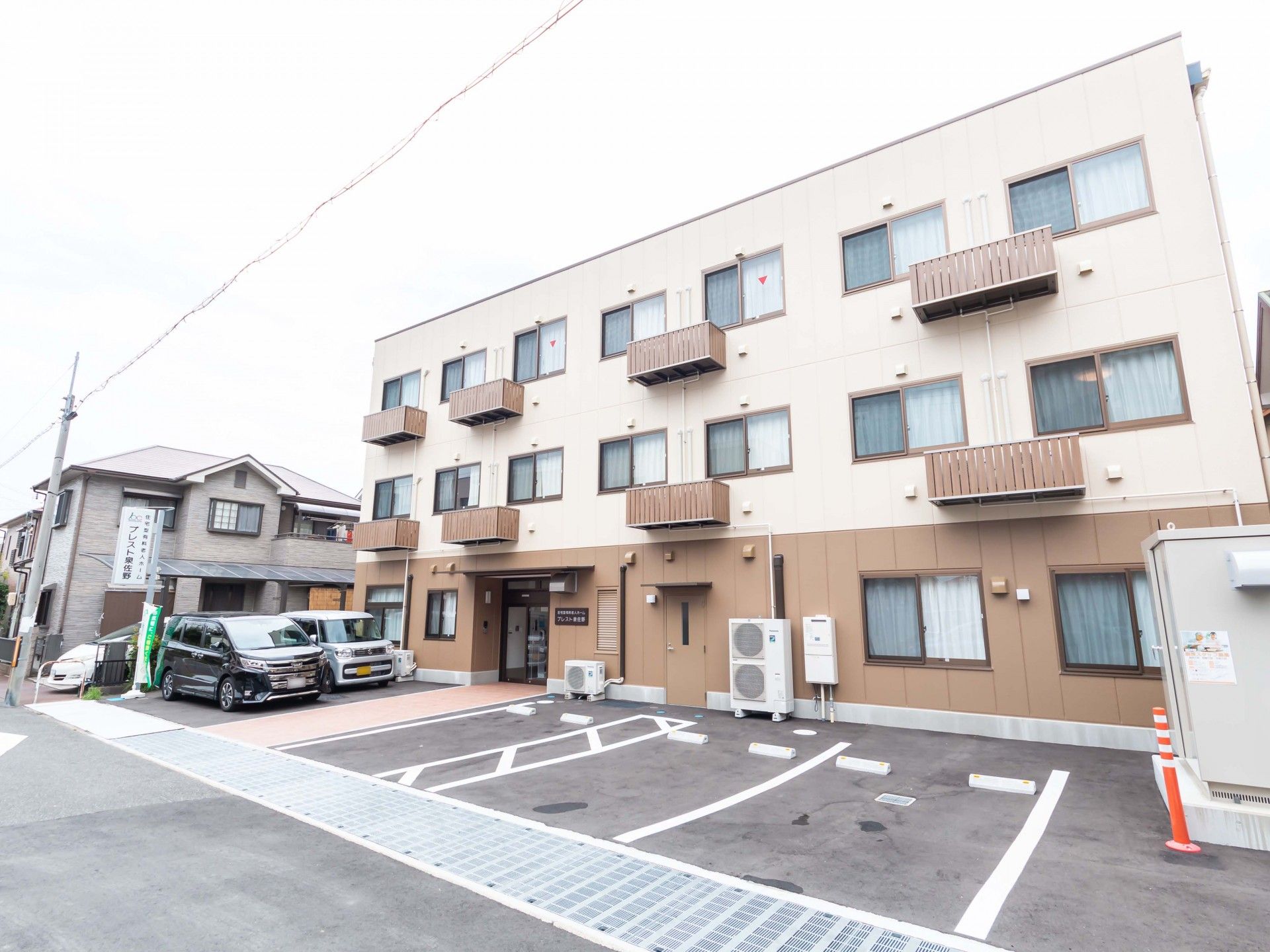 駐車場のある外観