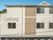 日当たりのいい場所に建っている２階建ての建物は広い駐車場がある。
