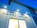 ２階建ての建物は日当たりのいい場所に建っていて、周りには民家もあり、駐車場が付いている。