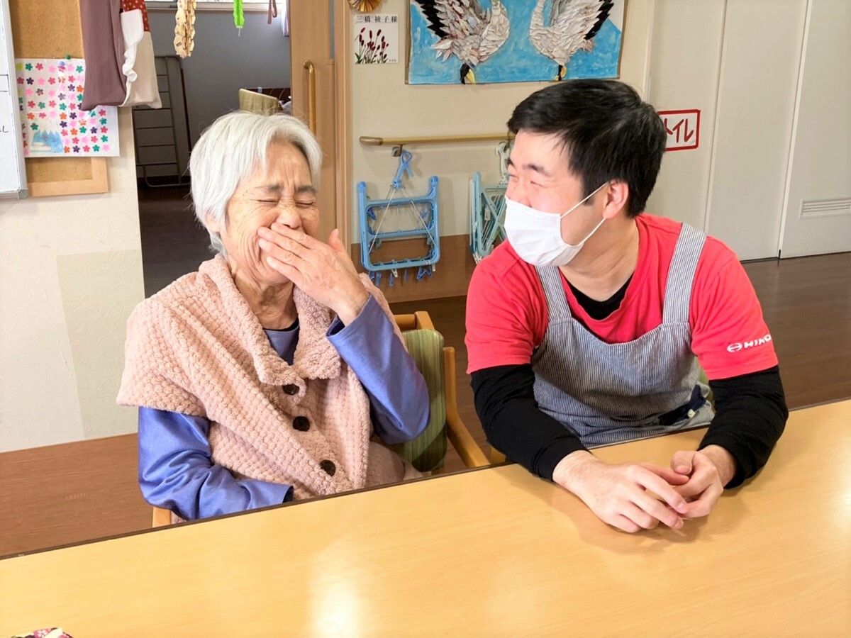 笑いあう高齢者と介護スタッフ