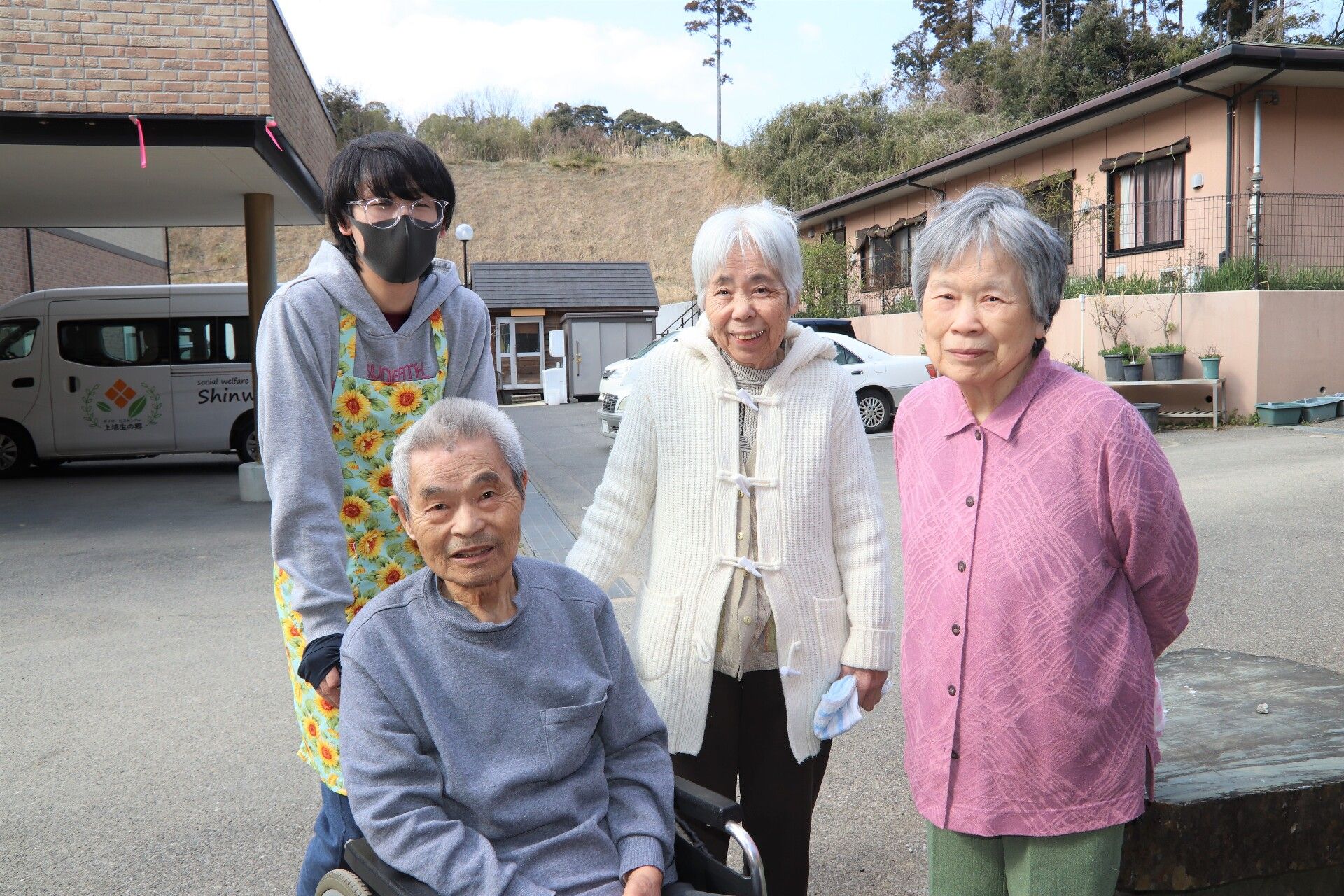車椅子に座った高齢者と介護スタッフ